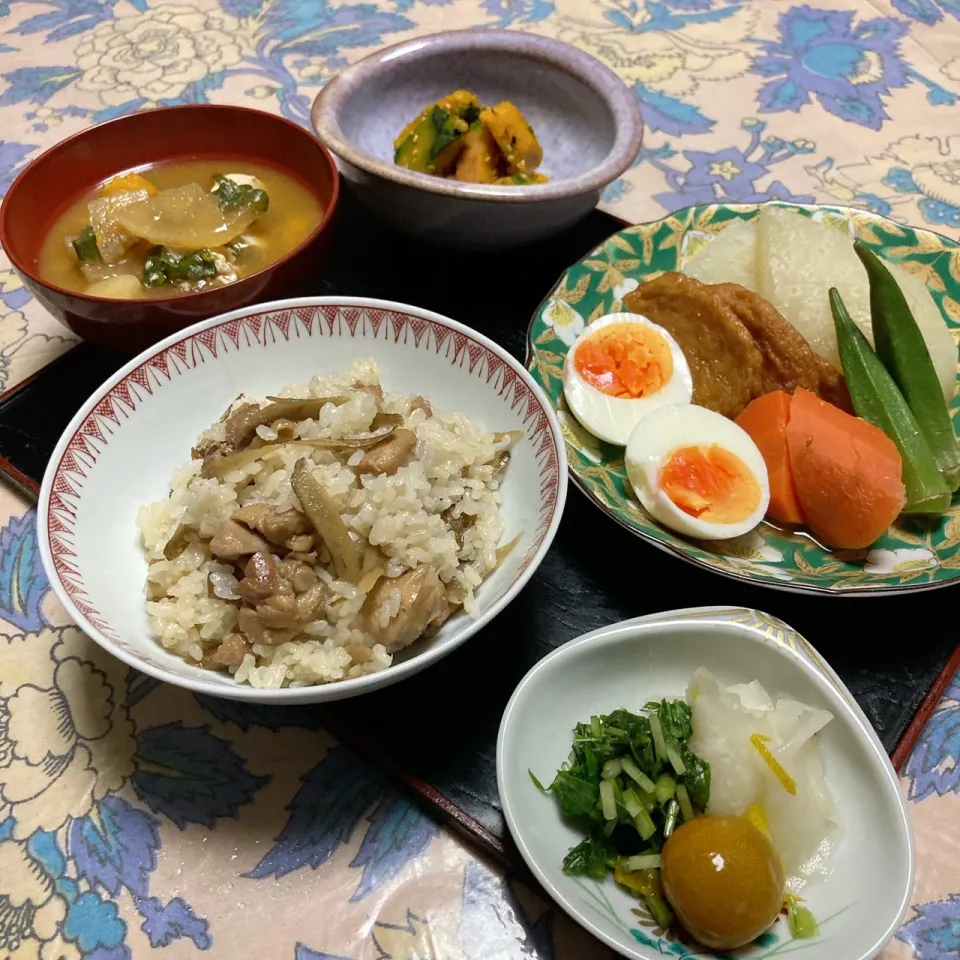 grandmaの晩ごはん☆ 今夜は大根の煮物､カボチャ🎃の甘煮、鶏ゴボウ飯
､朝のお味噌汁で頂きます|kaoriさん