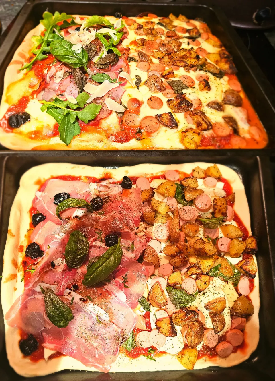 🇮🇹Pizza 2 flavours...raw ham,sausage,potatoes, tomato sauce, basil,rocket, olive,mozzarella, scamorza, parmesan🇮🇹|KWAII69さん