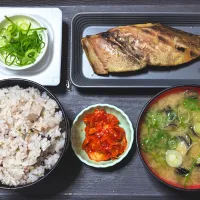 今日の朝ごはん（十五穀ごはんにぶりの味噌漬、納豆、しじみ汁、白菜キムチ）|Mars＠釜飯作り研究中さん