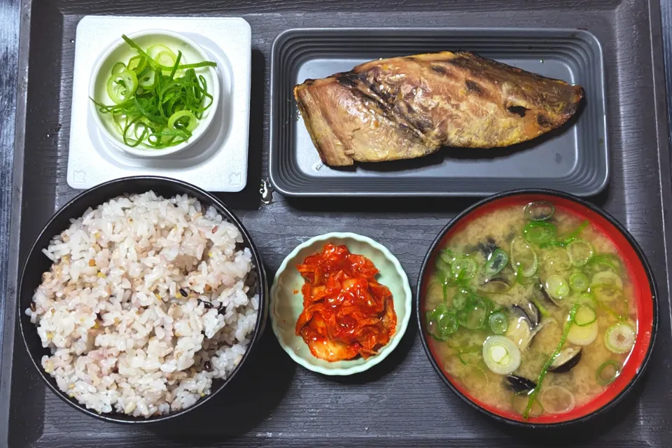 今日の朝ごはん（十五穀ごはんにぶりの味噌漬、納豆、しじみ汁、白菜キムチ）|Mars＠釜飯作り研究中さん