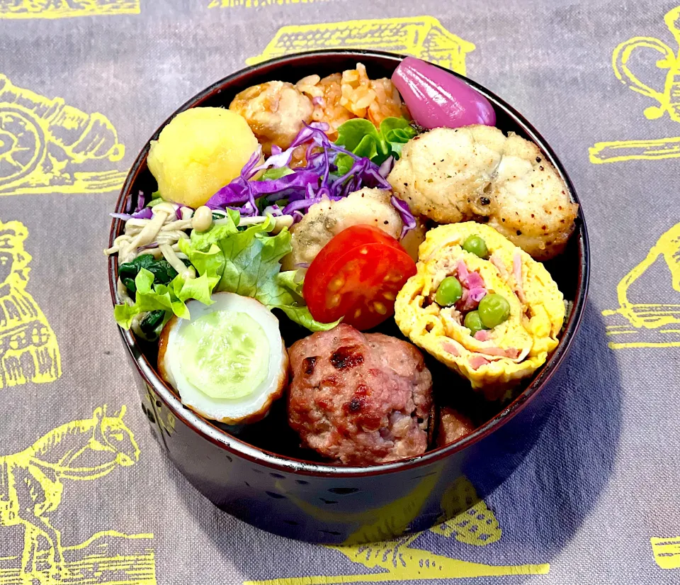 チキンライス、ふぐのから揚げ、椎茸の肉詰め、えんどう豆と紅生姜出し巻き卵|めみさん