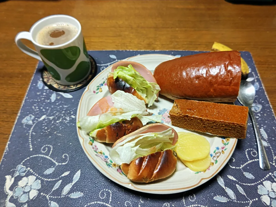 レーズンロールパントーストサンドイッチ、クリームサンドコッペパン、黒東フークレエ、沢庵、ホットコーヒー、バナナ(朝ご飯)|enarinさん