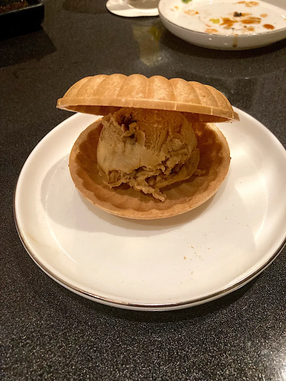 デザートの「もなかアイス（黒糖）」　サービスで頂いちゃいました（実況中継終了）|なびさん