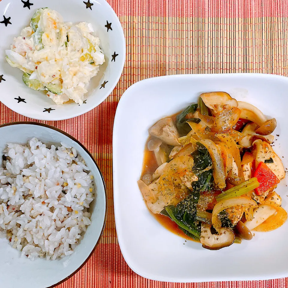チキンとほうれん草のトマト煮込み♡ポテトサラダ♡|まゆかさん