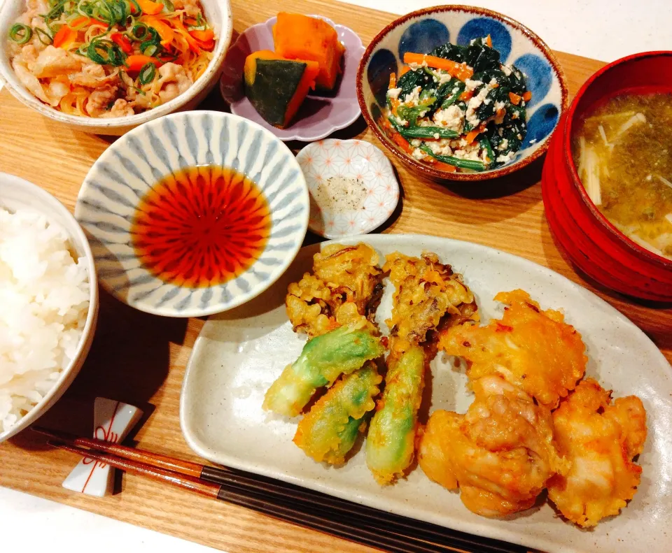 鶏天と舞茸と蕾菜の天ぷら、ほうれん草と人参の白和え、かぼちゃの煮物、焼きビーフン、ごはん、お味噌汁|samさん