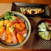 Today's dinner🍴帆立貝柱.サーモン.マグロの三色丼|🌈Ami🍻さん