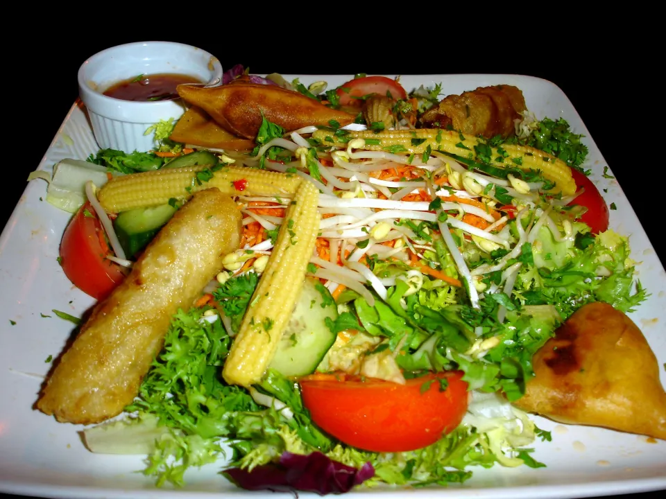 Mixed salad with spring rolls and samosas|KWAII69さん