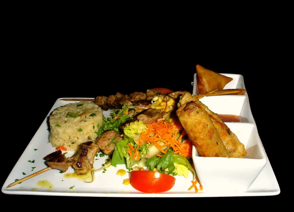 Mixed salad, beef skewers, samosas and spring rolls|KWAII69さん
