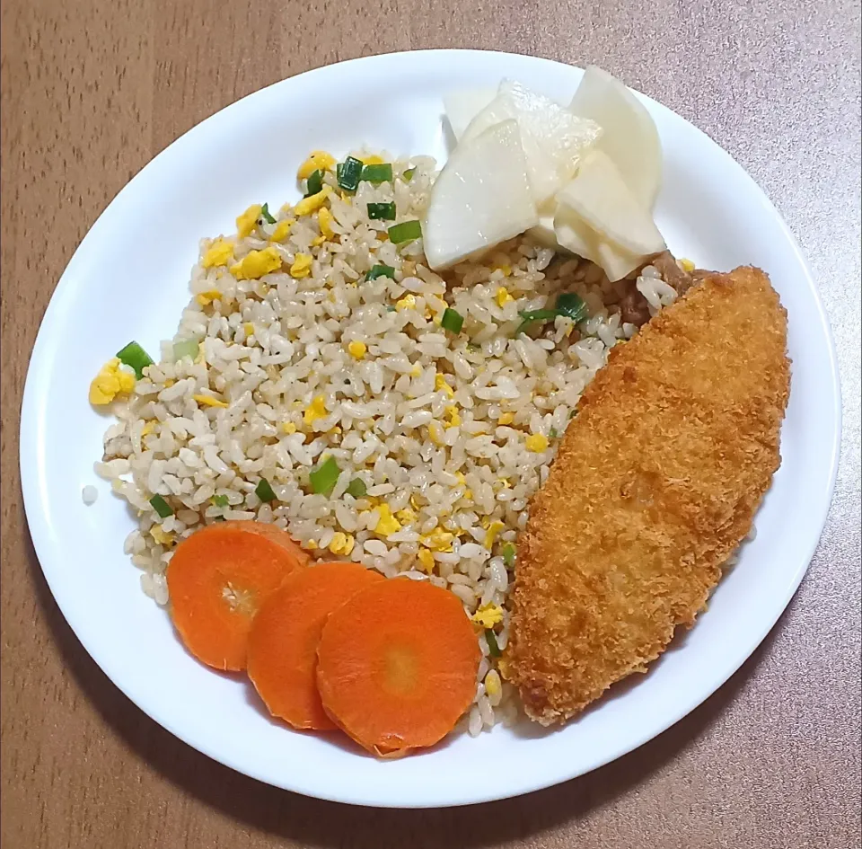 炒飯ににんじん、大根の浅漬け、白身魚のフライをのせて|ナナさん