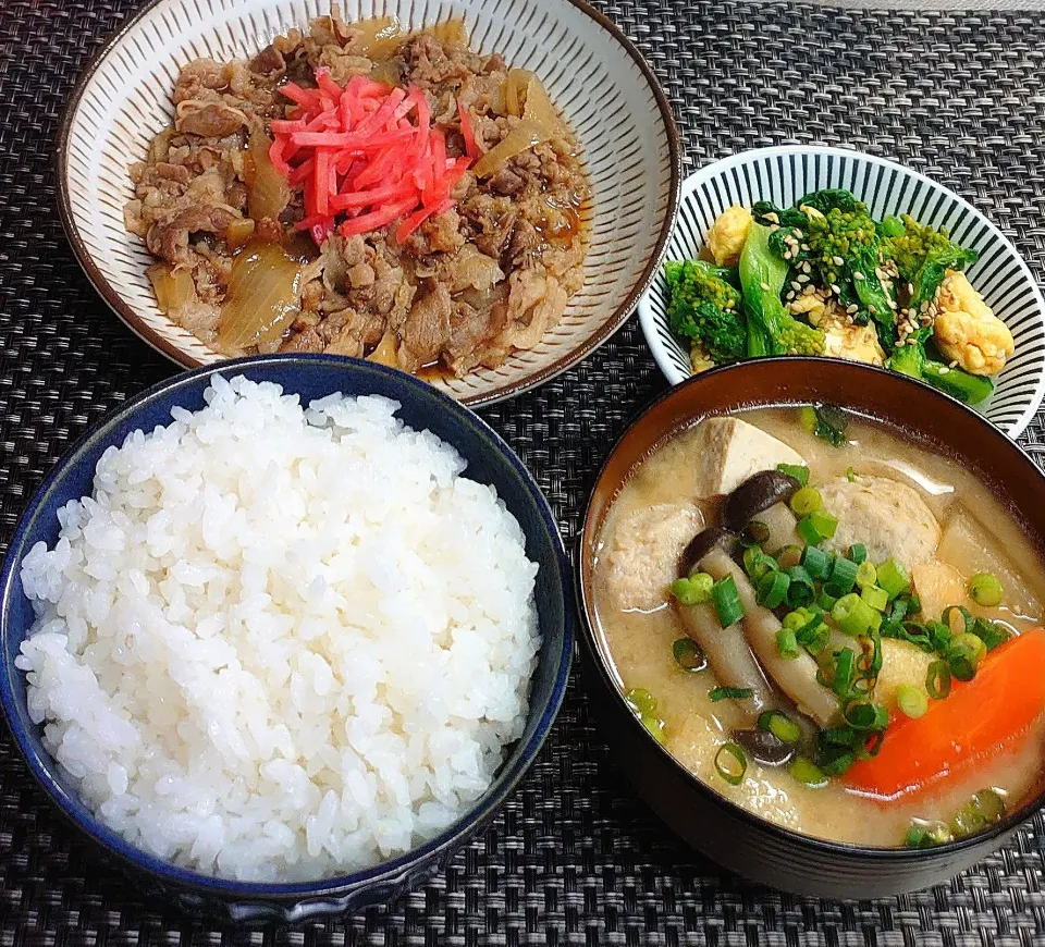 具だくさんお味噌汁付き牛皿定食でムスコの置きランチ|からあげビールさん