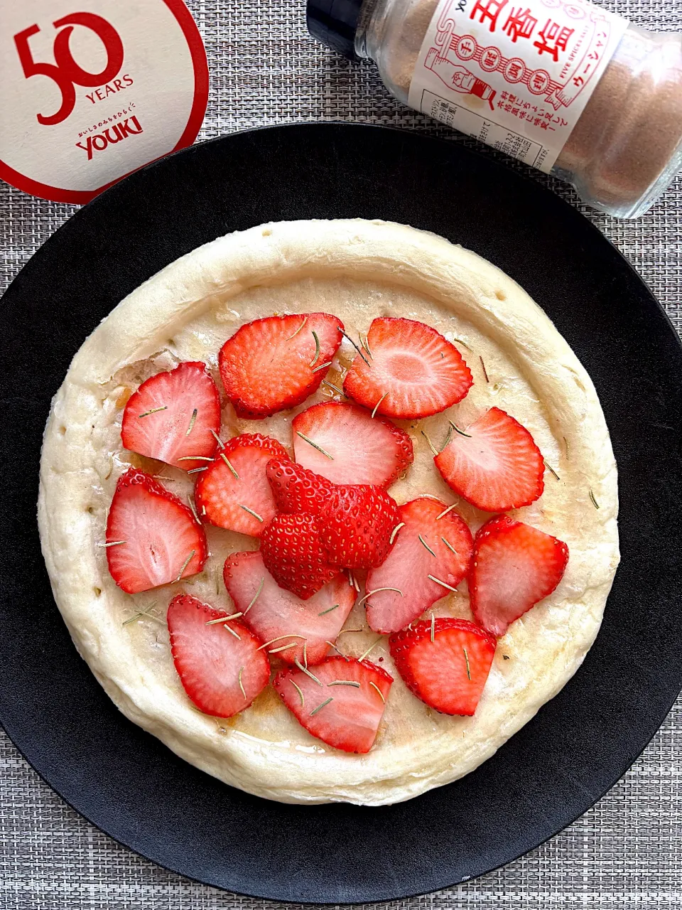 香り良く甘いイチゴと蜂蜜のピザ|栃倉 直人さん