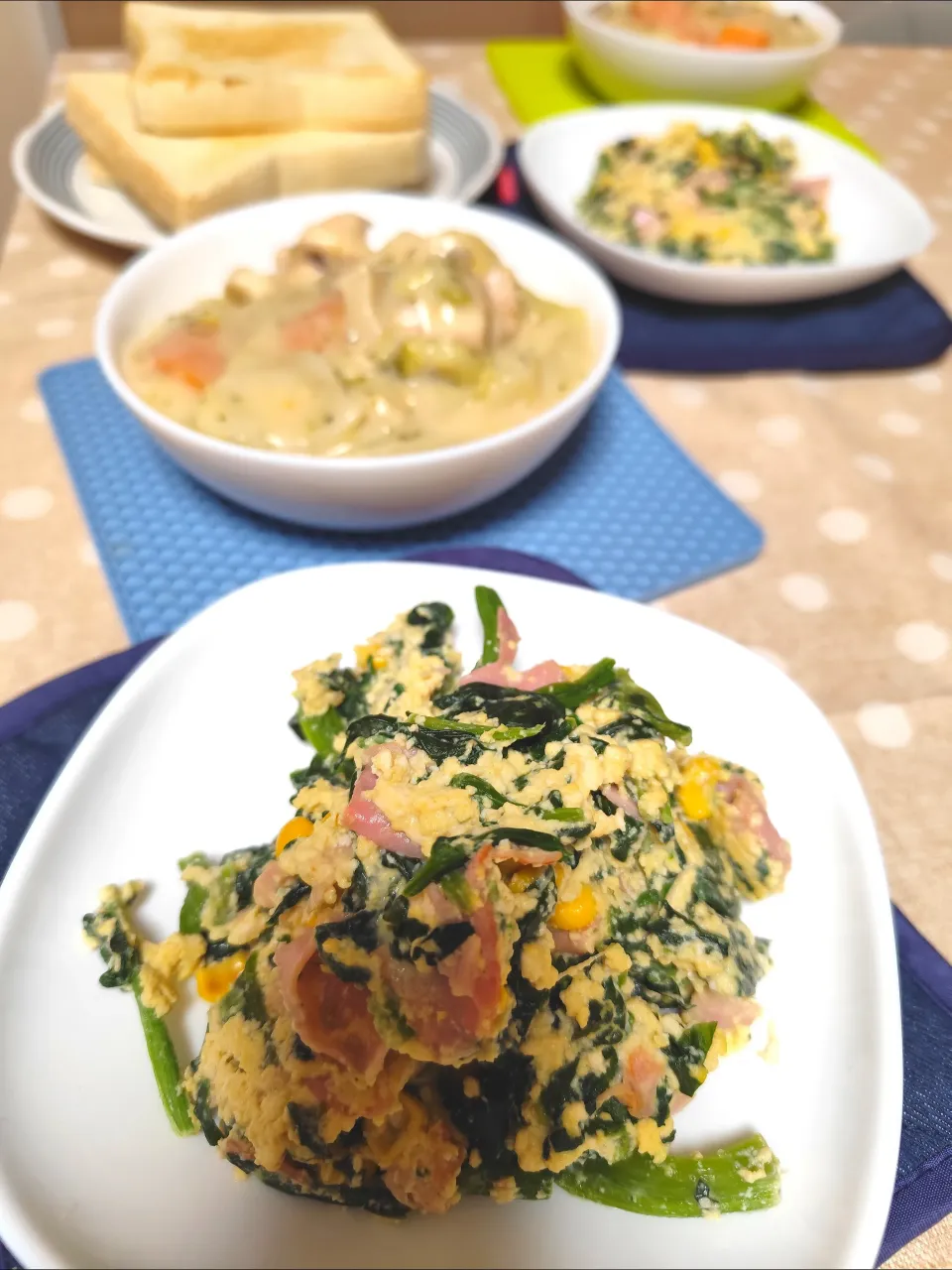 卵、豆腐入りつぶみそマヨのベーコンコーンほうれん草炒め|m.rafuさん