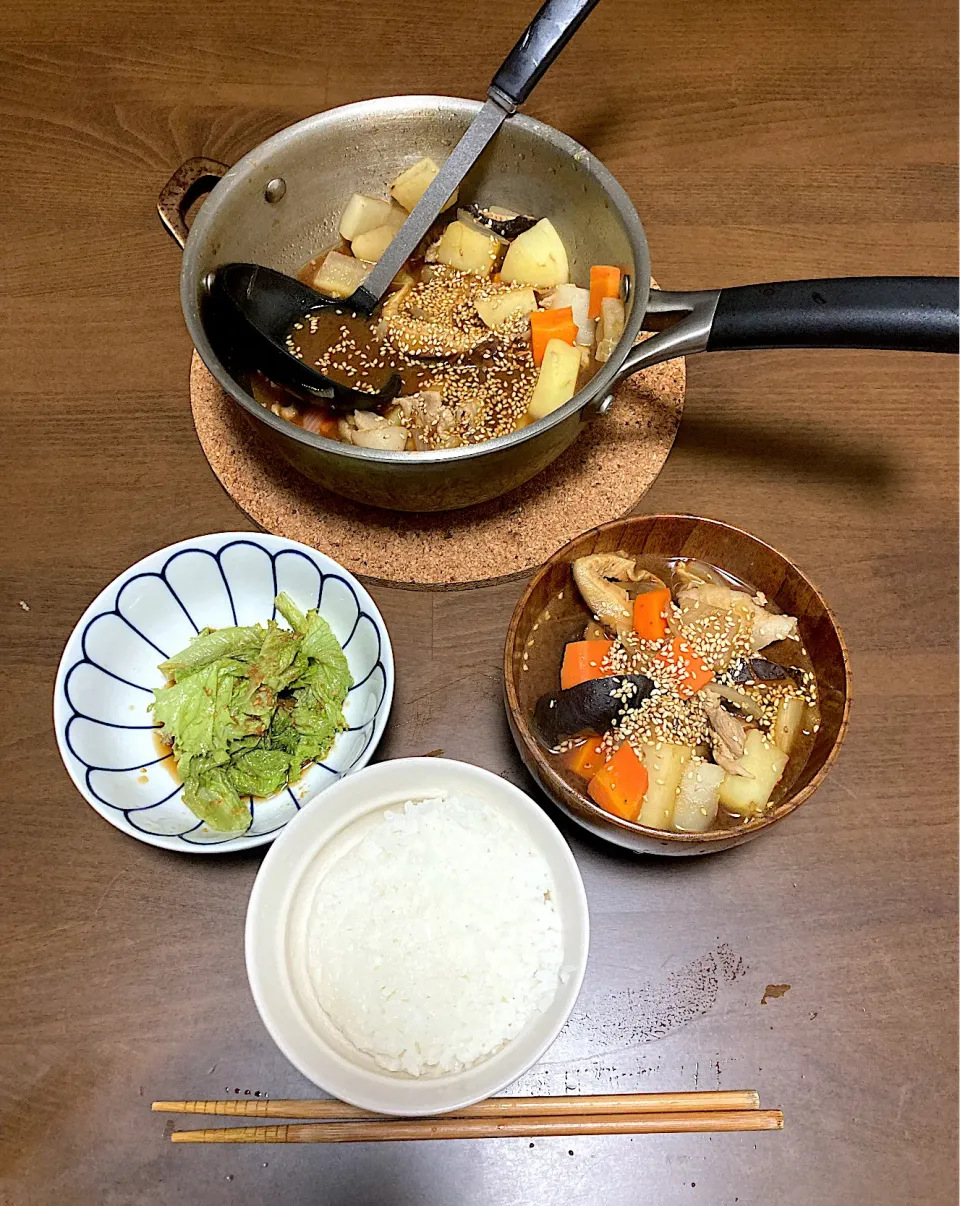 今日の晩ご飯　胡麻の香り漂う野菜どっさり豚汁とレタスの胡麻和え　豚汁は具材を胡麻油で炒めてから煮込み、最後に炒り胡麻を振ります。レタスはちょっと古びてしんなりしていたので湯掻くことなくそのまま醤油と味醂と胡麻油とすり胡麻で和えます。冷蔵庫の中のお勤め野菜を使って胡麻尽くしメニューに仕立てました。|なびさん