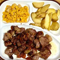 ☆ガーリックサイコロステーキ ☆冷凍フライドポテト ☆じゃがバターコーン|まぁたんさん