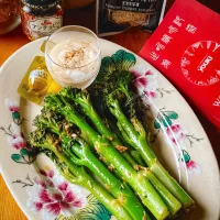 スティックセニョールのオイル蒸し～アンチョビヨーグルトソース～|にゃんぺこさん