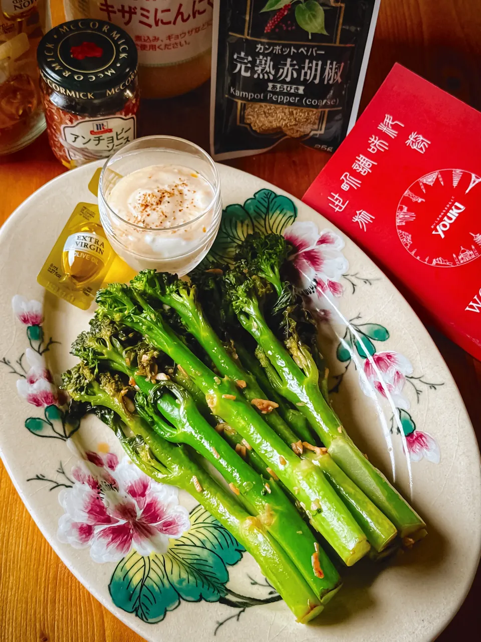 スティックセニョールのオイル蒸し～アンチョビヨーグルトソース～|にゃんぺこさん