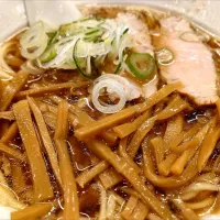 【1956年創業】 
中華そば 共楽 
竹の子そば (葱多め、1,050円) 
＋麺大盛 (50g、50円) 
＋生卵 (別椀、50円) 
@銀座2分、銀座一丁目、東銀座 
(JR東京駅から徒歩12分) 
22027
〈醤12塩7噌󠄀2タ2出1F1冷0チ1混1つ0〉|大脇さん
