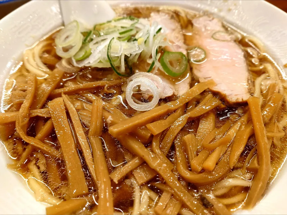 【1956年創業】 
中華そば 共楽 
竹の子そば (葱多め、1,050円) 
＋麺大盛 (50g、50円) 
＋生卵 (別椀、50円) 
@銀座2分、銀座一丁目、東銀座 
(JR東京駅から徒歩12分) 
26027
〈醤12塩7噌󠄀2タ2出1F1冷0チ1混1つ0〉|大脇さん