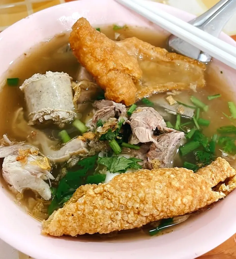 Peppery Rice Noodles Soup w/ Crispy Pork Belly & Stuff aka 'Kuay Jab' ก๋วยจั๊บ 🍜🐷🤤|An'leeさん