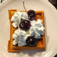 here you have the most crispiest and light yeast waffles. Some whipped cream and fresh cherries. DELIGHTFUL| SrLuiferさん