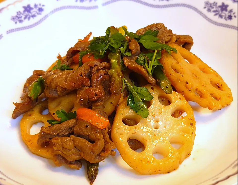 牛肉とれんこんの甘辛黒こしょう炒め|なつさん