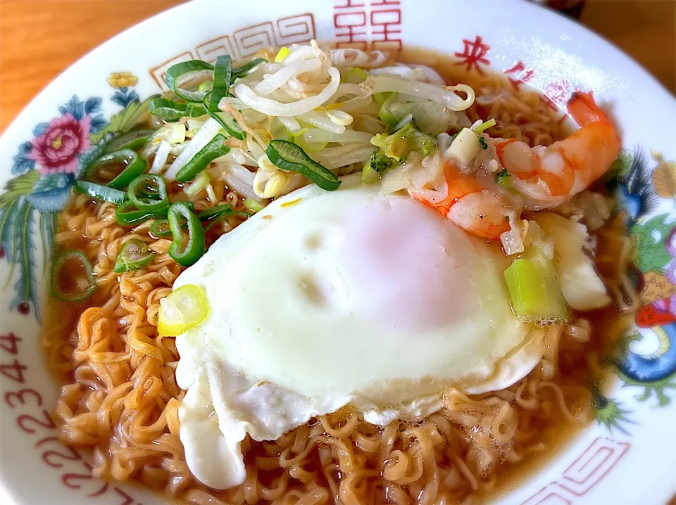 チキンラーメン　ちょっと豪華に|じゅんさんさん