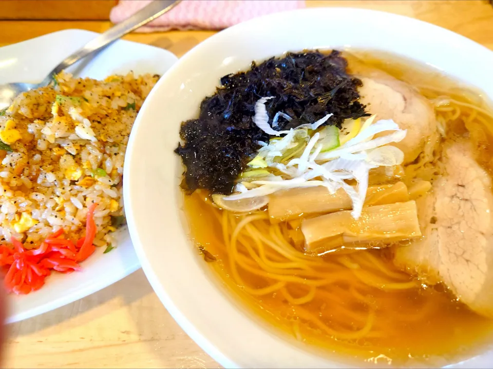 【TRYラーメン大賞2019 - 2020 
新人賞 にぼし部門1位】 
新潟中華そば うめ川 
ラーチャン (煮干中華そばと半炒飯のセット、1,380円) 
＋岩のり (うめ川Tシャツ着用で無料)
@板橋区役所前5分 
(JR板橋駅から徒歩20分) 
26028
〈醤13塩7噌󠄀2タ2出1F1冷0チ1混1つ0〉|大脇さん