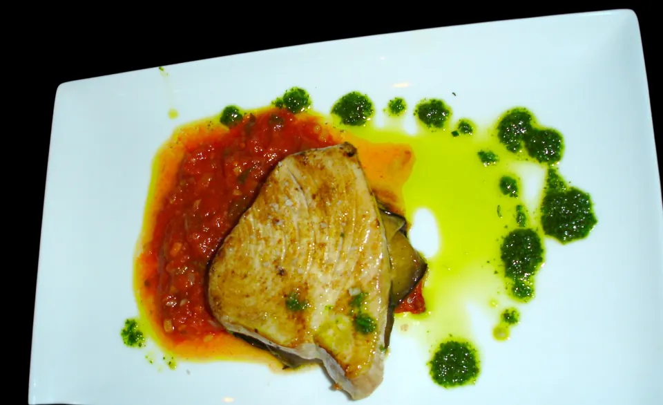 🇫🇷Tuna steak with cranberry and pesto sauce🇫🇷|KWAII69さん