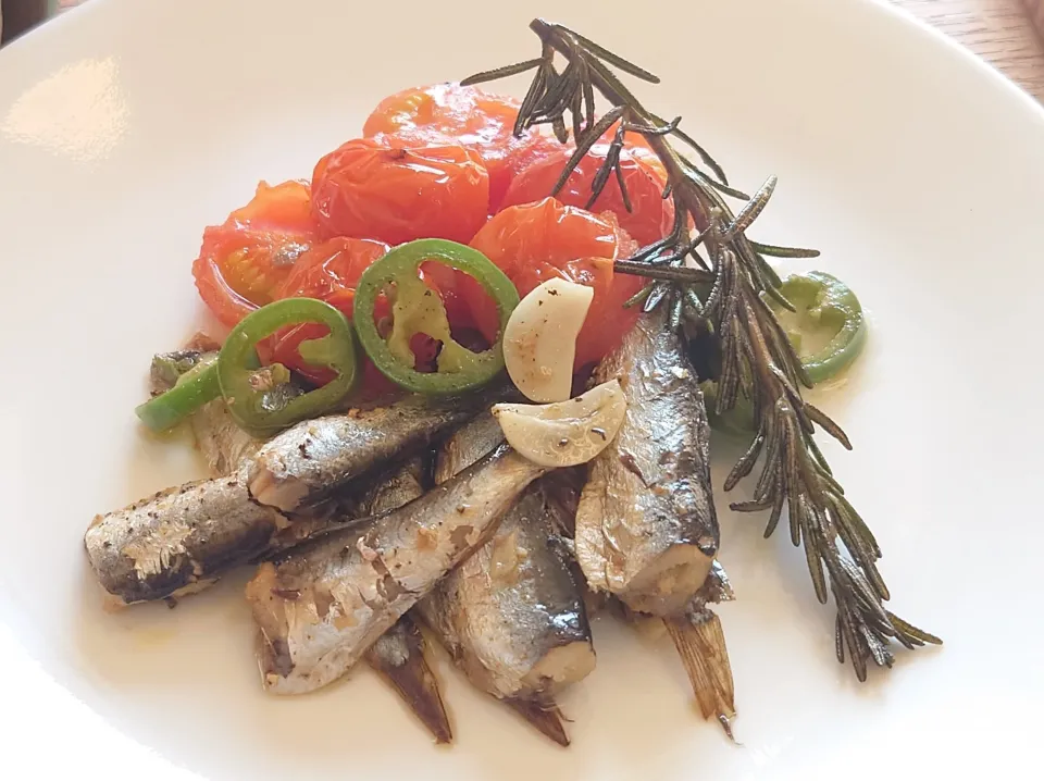 オイルサーディンでアヒージョ作って盛ったやつ|なつさん