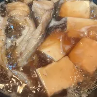 鱈の煮付け。土生姜の千切りも入ってます。旦那さんが調子が悪いらしい。きっと昨日日本酒🍶を飲みすぎたと思う🫢🫢それで白身魚と豆腐の煮物。私はあっさりお肉控えめ、ベビーホタテのカレーです😅|tamemitiさん