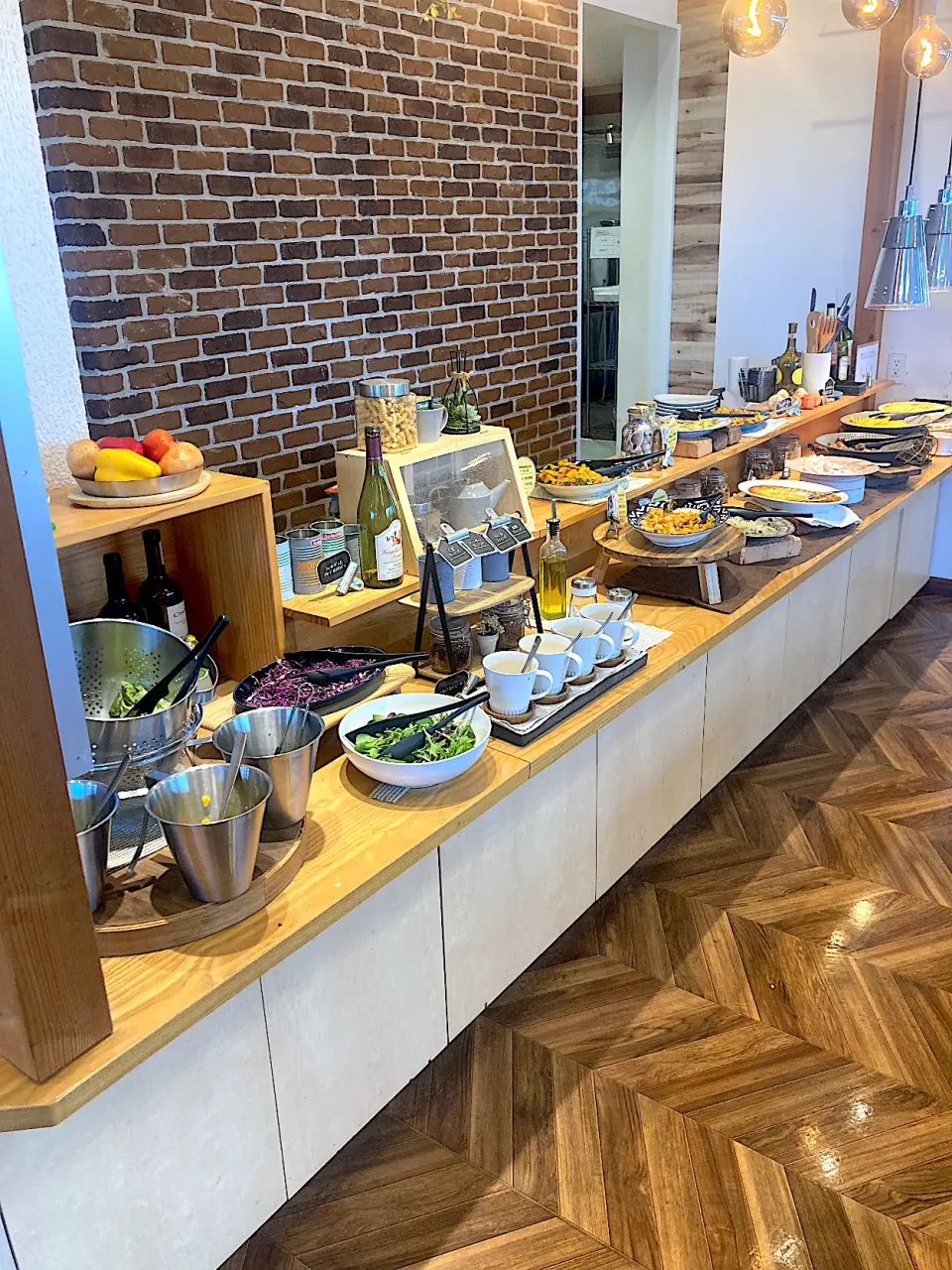 今日の昼ご飯@「パスタとワッフル WASHAGANCHI 田原店」さん① 今日は渥美半島の西山・西日山に登りました。下山後のランチは三河田原駅前の「ワシャガンチ」さんでいただきます。こちらパスタかピザかリゾットをとると、値段の中に前菜バーとドリンクバーが含まれています。まずは前菜バーから一通り取り、|なびさん