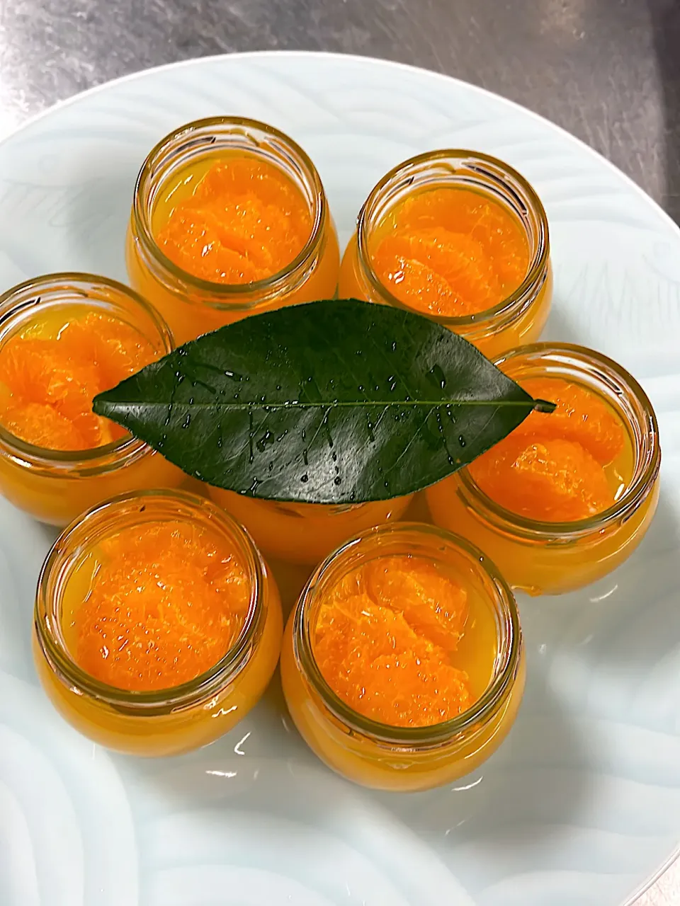 搾りたての蜜柑ゼリー　甘夏の葉っぱを飾って|hotsusan30さん