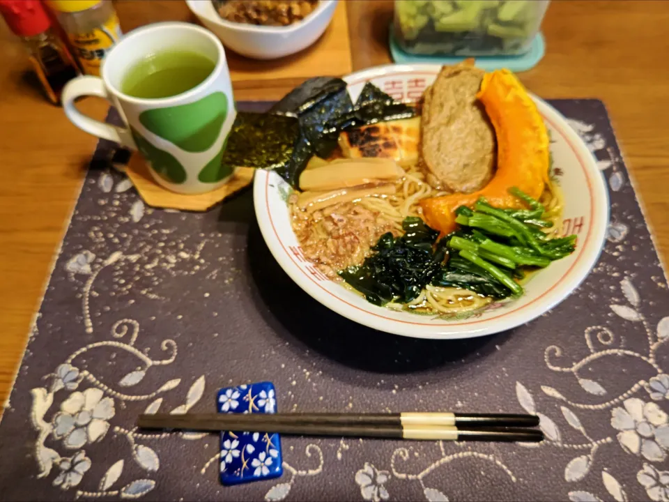 具沢山特製ラーメン、温かいご飯、野沢菜漬け、すき煮、熱い日本茶(昼飯)|enarinさん
