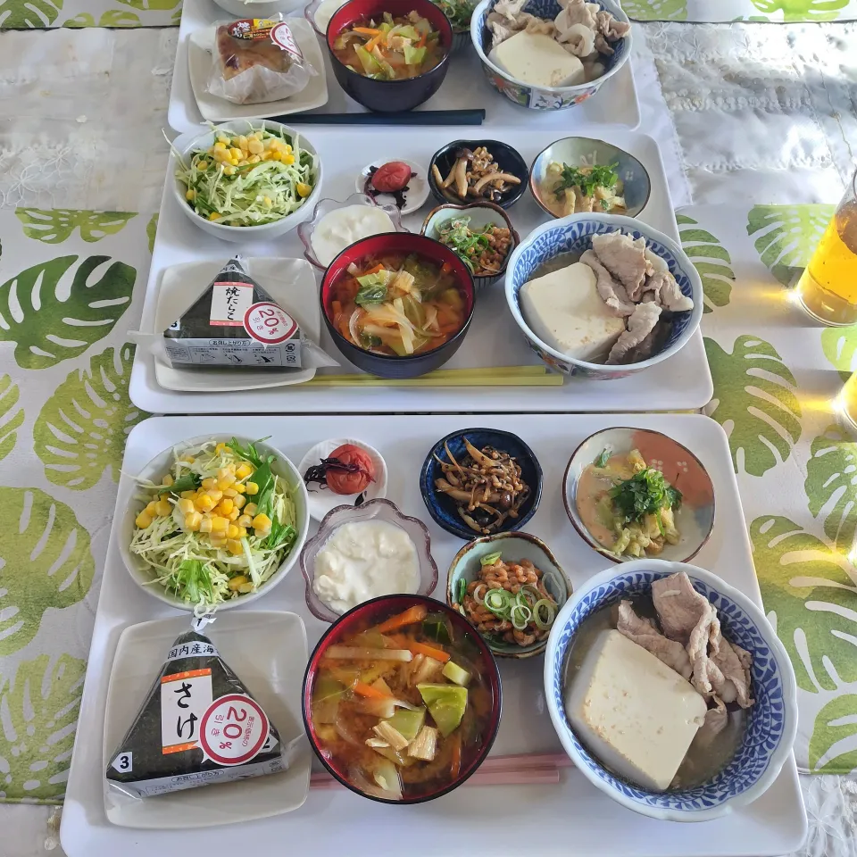 スーパーのおにぎり定食です✨日曜日のお昼ご飯です✨|rikako♪。.:＊さん