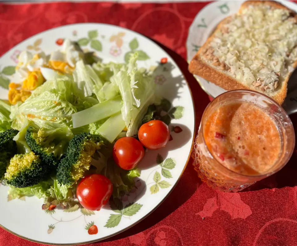 すっごいいいお天気です。ほぼ毎日飲んでるリンゴ、ニンジンジュース。この前までは、ゴーヤを入れてたんだけど、あまりに高くてやめた🤭|tamemitiさん