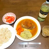 今日の晩ご飯　蜜柑ポーク、マッシュポテト、キャロットグラッセ、トマトサラダ、ガーリックライス、白ワイン（安物イタリア産）　みかんソースのベースはオレンジマーマレードですが、西宇和みかんの搾り汁を入れているし、トッピングも西宇和みかんのソテーなので、オレンジポークじゃなく、あえて蜜柑ポークと名付けました。