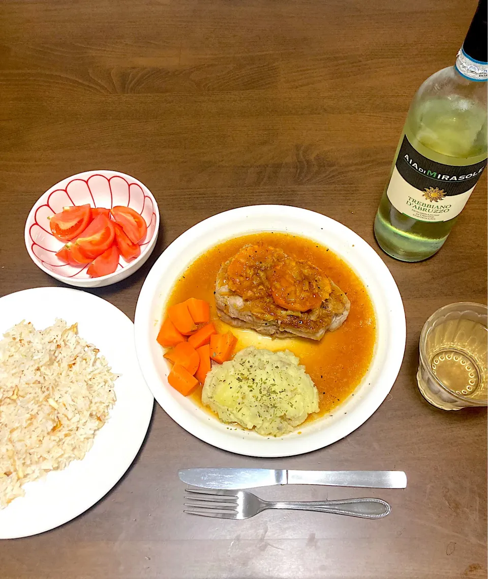 今日の晩ご飯　蜜柑ポーク、マッシュポテト、キャロットグラッセ、トマトサラダ、ガーリックライス、白ワイン（安物イタリア産）　みかんソースのベースはオレンジマーマレードですが、西宇和みかんの搾り汁を入れているし、トッピングも西宇和みかんのソテーなので、オレンジポークじゃなく、あえて蜜柑ポークと名付けました。|なびさん