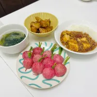 麻婆豆腐、ラディッシュの素揚げ、菊芋の甘辛炒め、ちぢみほうれん草のお味噌汁|たーたさん