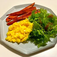 スクランブルとロースト人参の朝食プレート🥐|chibiさん