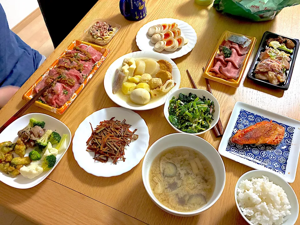 ローストビーフ、砂肝とブロッコリーのにんにく炒め、おでん、キヌア入りマカロニサラダ、きんぴらごぼう、おつまみ3種盛り、煮玉子、温野菜。|くろーぶやんさん