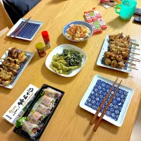 焼き鳥、タラの芽とスナップエンドウの天ぷら、生春巻き、したらばと魚肉ソーセージのマヨネーズ和えじゃがりこフレークがけ。|くろーぶやんさん