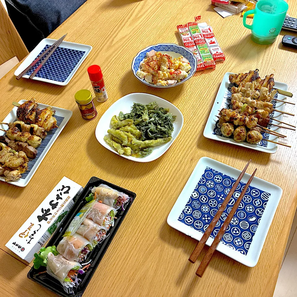 焼き鳥、タラの芽とスナップエンドウの天ぷら、生春巻き、したらばと魚肉ソーセージのマヨネーズ和えじゃがりこフレークがけ。|くろーぶやんさん