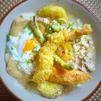 天ぷらきつね月見うどん|すくらんぶるえっぐさん