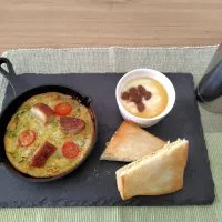 焼きそばホットサンドとスパニッシュオムレツ、ラムレーズンヨーグルト|おかめんさん