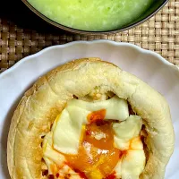 卵チーズカレーパン🫕🍛🥯|すくらんぶるえっぐさん