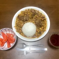 今日の晩ご飯　ヤギ肉とひよこ豆のカレー、トマトサラダ　冷凍庫の中のヤギ肉とひよこ豆の消費メニューです。MDHのチャナマサラ、S&Bのカレー粉、ガラムマサラで味付けました。味に深みを出すため、ドライデーツを刻んで入れます。ドライデーツはチャツネみたいに使えて重宝します。