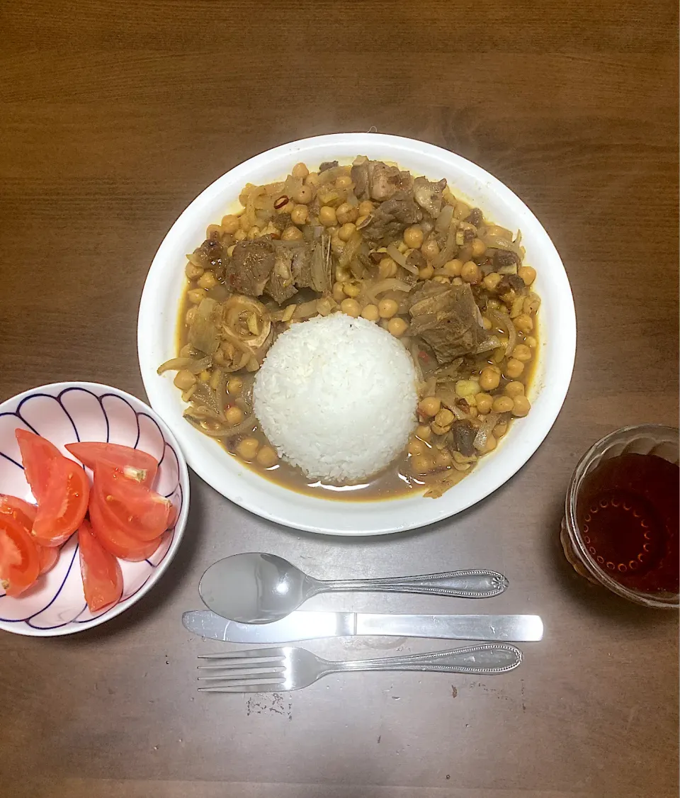 今日の晩ご飯　ヤギ肉とひよこ豆のカレー、トマトサラダ　冷凍庫の中のヤギ肉とひよこ豆の消費メニューです。MDHのチャナマサラ、S&Bのカレー粉、ガラムマサラで味付けました。味に深みを出すため、ドライデーツを刻んで入れます。ドライデーツはチャツネみたいに使えて重宝します。|なびさん