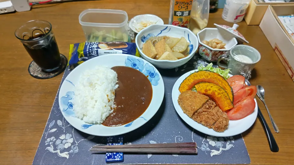 カレーライス、ローストンカツ&コロッケ、薄切りかぼちゃの素揚げ、トマト、千切りキャベツ、煮物、なます、野沢菜漬け、煮豆、コカ・コーラ、練乳&カシスジャムかけ手作り牛乳ゼリー、北海道ホイップクリーム&カスタードエクレア(夕飯)|enarinさん