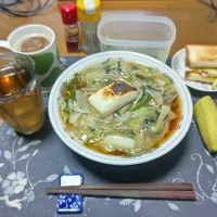 餡掛け醤油ラーメン、野沢菜漬け、トーストサンドイッチ、ホットコーヒー、烏龍茶、バナナ(昼飯)