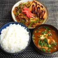 ダブル炭水化物♪焼きそば定食でムスコの置きランチ|からあげビールさん